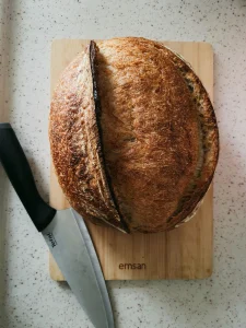 Frisch gebackenes Brot auf einem Holzbrett