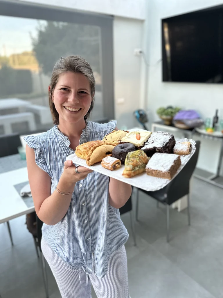 Leonie mit einem Blech glutenfreiem Gebäck