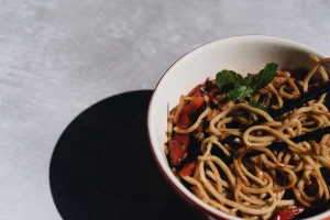 Schüssel mit Nudeln und Gemüse